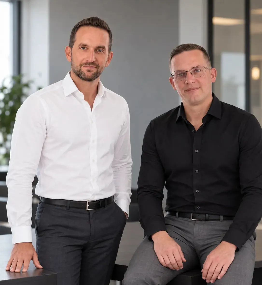 Stefan Dürr steht neben Eduard Keil, der auf einer Tischkante sitzt